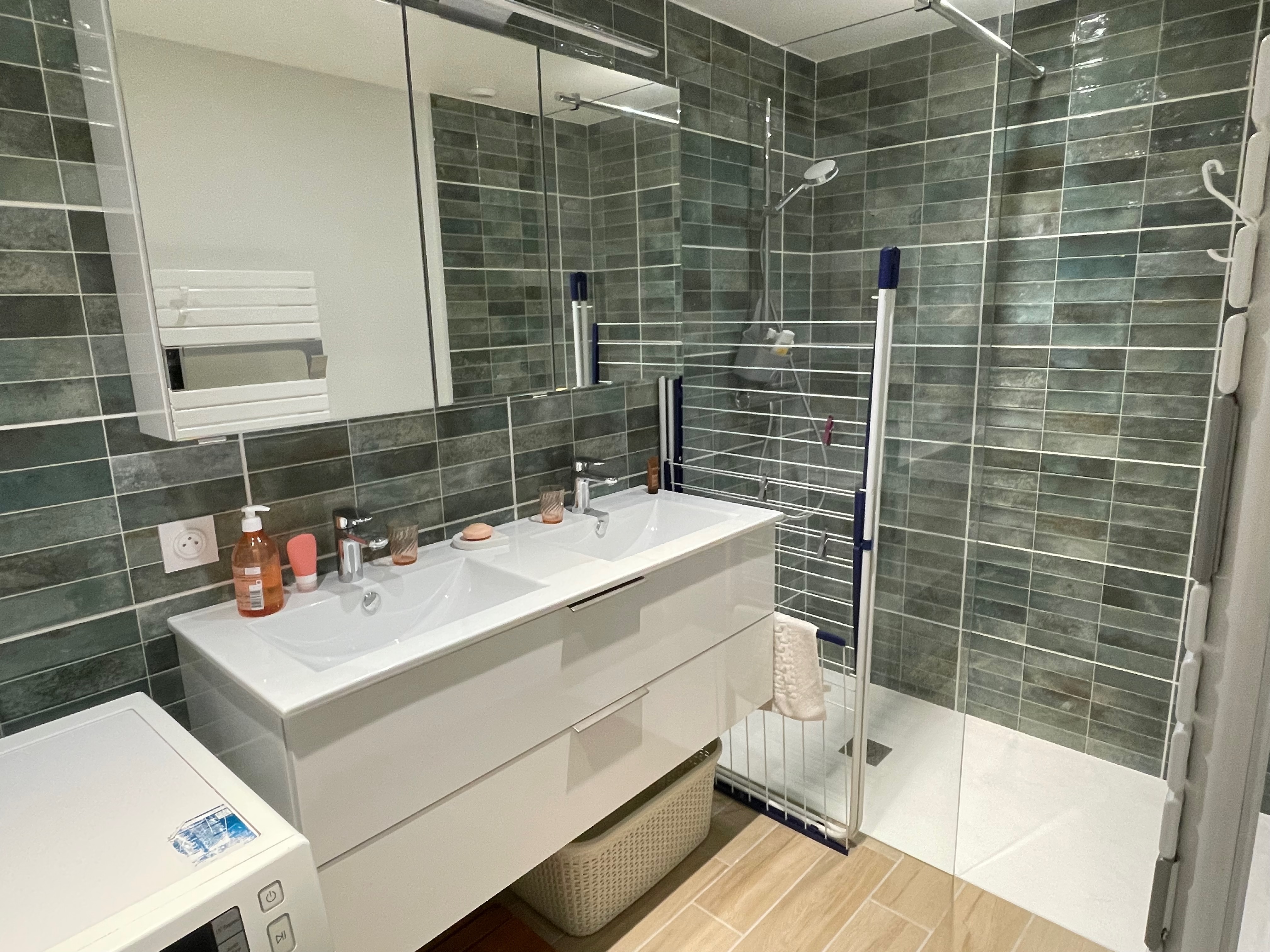 Salle d'eau avec double vasque et douche à l'italienne